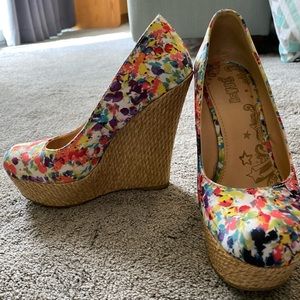 Floral wedge pumps size 6.5